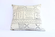 Load image into Gallery viewer, Mudcloth Throw Pillow - White Geometric